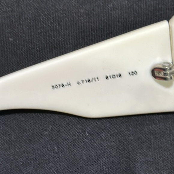 Glasses in excellent condition $250 plus shipping - Picture 4 of 5